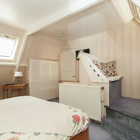 Charming In North Holland With Garden ברחן